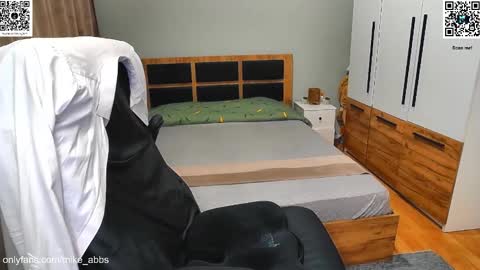 Snapshot of mikestrip chatting on 27, 11, 2025 Mike online show from 27, 11, 2025