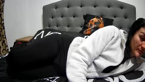 Mikyloveu online show from 10, 3, 2025