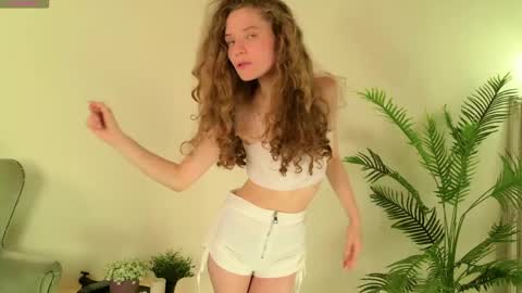 Snapshot of mila_stain chatting on 16, 5, 2026 Mila online show from 16, 5, 2026