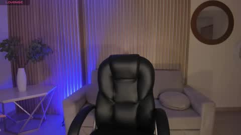 Snapshot of milalawrence_ chatting on 11, 11, 2025 Mila online show from 11, 11, 2025