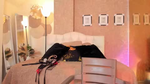 Snapshot of milaniminxx chatting on 10, 10, 2025 aya online show from 10, 10, 2025