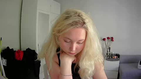 Snapshot of milena391630 chatting on 29, 4, 2026 Milena new nonude shy blonde natural online show from 29, 4, 2026
