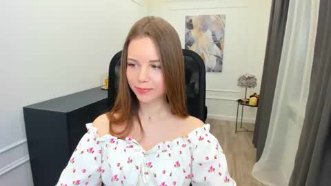 Snapshot of mileygloss chatting on 8, 3, 2026 mileygloss online show from 8, 3, 2026