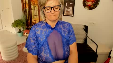 Snapshot of milfelladd69 chatting on 4, 3, 2025 MilfElla online show from 4, 3, 2025