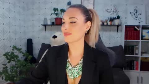 Snapshot of millaxqueen chatting on 15, 5, 2026 MillaXQueen online show from 15, 5, 2026