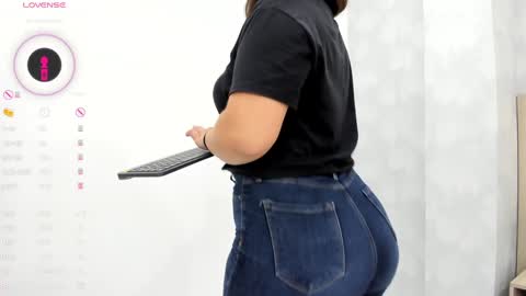 Milu Gomez online show from 3, 12, 2024