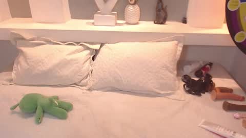 Snapshot of milu_w4llace chatting on 1, 10, 2025 Milu Wallace online show from 1, 10, 2025
