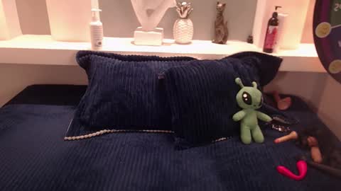 Milu Wallace  online show from 25, 10, 2025