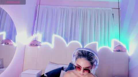 Minji online show from 3, 2, 2025