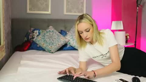 Snapshot of mira_glow chatting on 1, 6, 2026 Mira online show from 1, 6, 2026