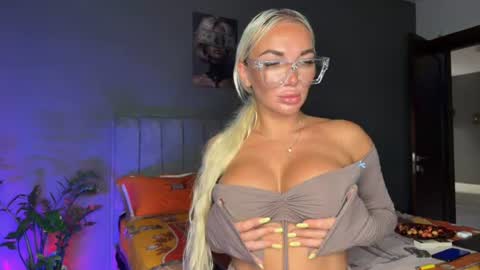 Snapshot of miss_jessica_x chatting on 19, 6, 2026 Jess online show from 19, 6, 2026