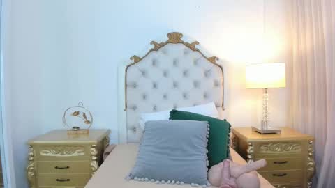 Snapshot of miss_vivienne chatting on 4, 12, 2025 miss vivienne online show from 4, 12, 2025