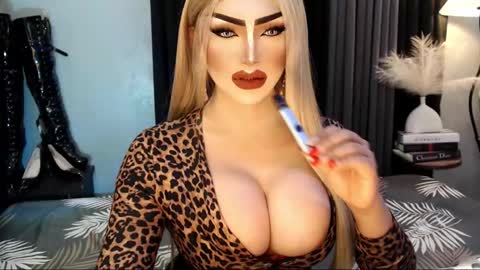 Snapshot of misschannel4sub chatting on 4, 11, 2025 PRIESTESS CHANNEL online show from 4, 11, 2025