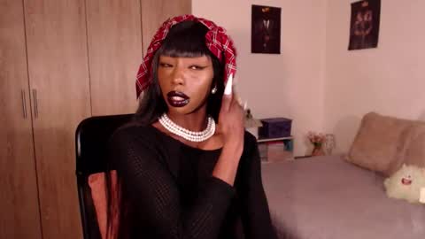 Snapshot of missemilie1 chatting on 3, 12, 2025 Emilie Diaz online show from 3, 12, 2025