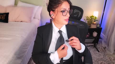 Mina online show from 9, 9, 2025