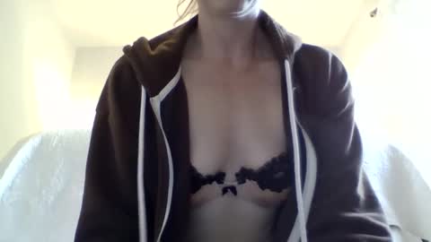 Snapshot of missmoonmagic13 chatting on 28, 9, 2025 Maxxx online show from 28, 9, 2025