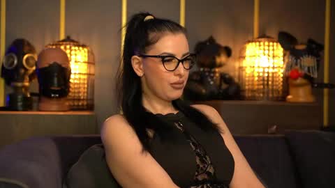 Snapshot of mistresskellykent chatting on 18, 4, 2026 Mistress Kelly online show from 18, 4, 2026