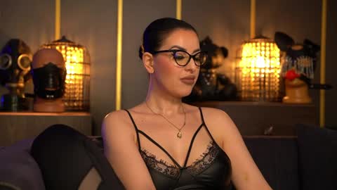 Snapshot of mistresskellykent chatting on 20, 4, 2026 Mistress Kelly online show from 20, 4, 2026