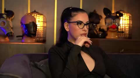 Snapshot of mistresskellykent chatting on 29, 5, 2026 Mistress Kelly online show from 29, 5, 2026