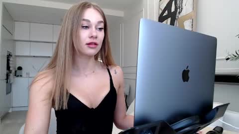 mistressuniverse online show from 10, 4, 2026