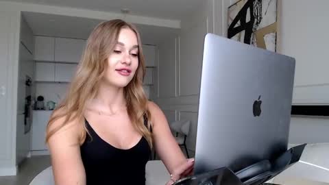 Snapshot of mistressuniverse chatting on 4, 6, 2026 mistressuniverse online show from 4, 6, 2026