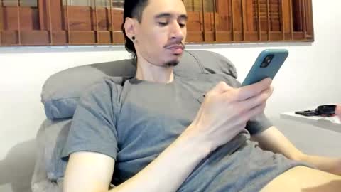 Snapshot of moderdelier chatting on 6, 10, 2025 DigBreed online show from 6, 10, 2025