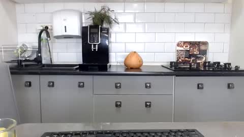 Snapshot of mojjo_erika chatting on 4, 3, 2025 erika online show from 4, 3, 2025