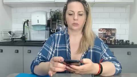 Snapshot of mojjo_erika chatting on 7, 3, 2025 erika online show from 7, 3, 2025