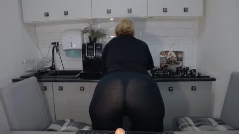 Snapshot of mojjo_erika chatting on 19, 9, 2025 erika online show from 19, 9, 2025