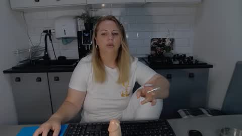 Snapshot of mojjo_erika chatting on 25, 9, 2025 erika online show from 25, 9, 2025