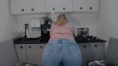 Snapshot of mojjo_erika chatting on 27, 9, 2025 erika online show from 27, 9, 2025