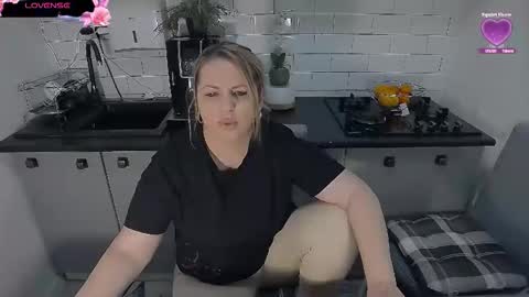 Snapshot of mojjo_erika chatting on 16, 12, 2025 erika online show from 16, 12, 2025