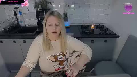 Snapshot of mojjo_erika chatting on 17, 12, 2025 erika online show from 17, 12, 2025