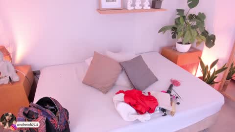 M o L l i E  online show from 5, 2, 2025