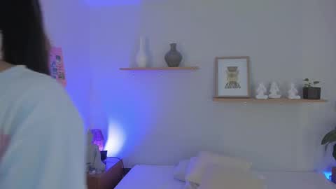 M o L l i E  online show from 3, 3, 2025