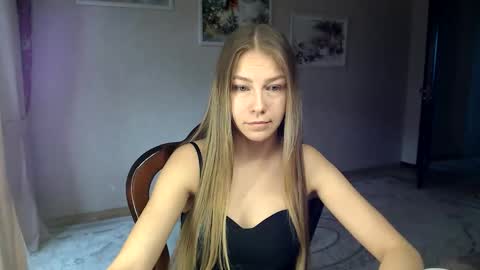 Snapshot of molli_and_tom chatting on 13, 10, 2025 Bitcoin 1P8NuZxsaNsQTx7wJJJ7Ao1mic4nvJPVLC online show from 13, 10, 2025