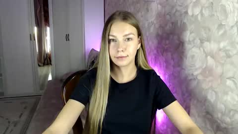 Snapshot of molli_and_tom chatting on 15, 10, 2025 Bitcoin 1P8NuZxsaNsQTx7wJJJ7Ao1mic4nvJPVLC online show from 15, 10, 2025