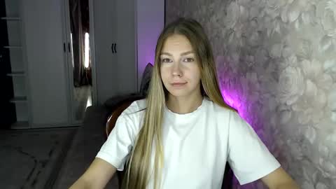 Snapshot of molli_and_tom chatting on 23, 10, 2025 Bitcoin 1P8NuZxsaNsQTx7wJJJ7Ao1mic4nvJPVLC online show from 23, 10, 2025