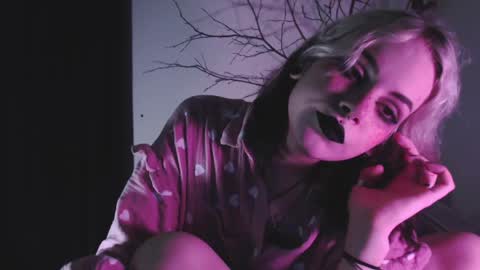 Molly Crow online show from 28, 1, 2025