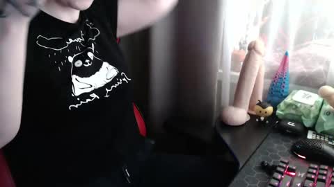 I have new photos come and see with love Molly online show from 3, 6, 2026