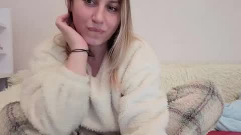 Snapshot of mollyforyou chatting on 5, 1, 2026 Nica follow me online show from 5, 1, 2026