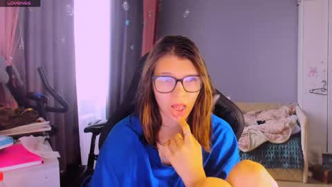 Snapshot of mollylollipop20 chatting on 6, 5, 2026 KIRA online show from 6, 5, 2026