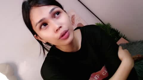 Snapshot of momi_khem019 chatting on 6, 8, 2026 MOMIKHEM online show from 6, 8, 2026