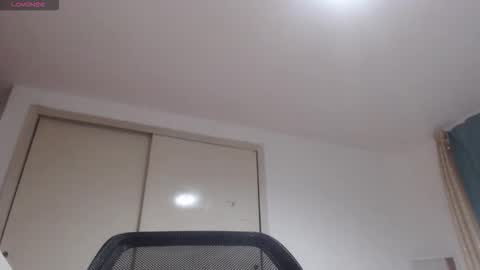 Snapshot of mommyissuess_ chatting on 13, 10, 2025 Daphne  online show from 13, 10, 2025