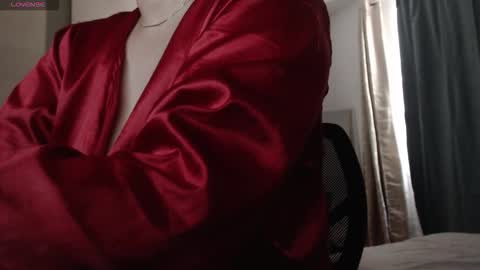 Snapshot of mommyissuess_ chatting on 16, 10, 2025 Daphne  online show from 16, 10, 2025