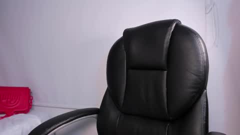 Momo  online show from 18, 4, 2026