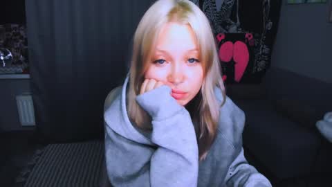 Snapshot of monalauu chatting on 28, 4, 2026 online show from 28, 4, 2026
