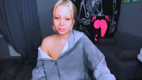 Snapshot of monalauu chatting on 30, 4, 2026 online show from 30, 4, 2026