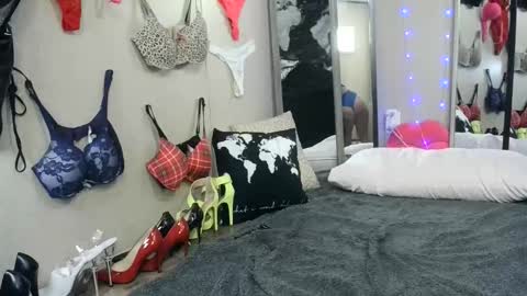 Snapshot of monica_lily chatting on 8, 6, 2026 Monica online show from 8, 6, 2026