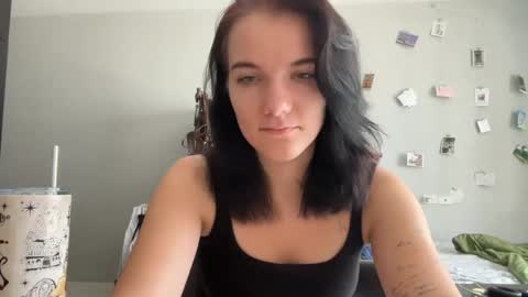 Snapshot of moniquerinn chatting on 17, 4, 2026 Rose online show from 17, 4, 2026